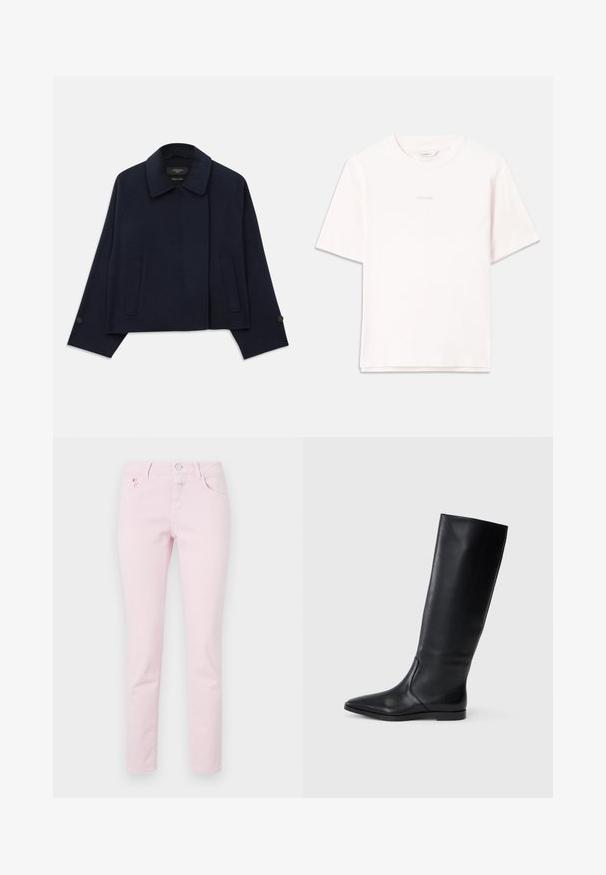 Sako z vlněné směsi v námořnické modré barvě s klopovým límcem, dvěma předními kapsami a knoflíkovými manžetami. Má uvolněný, zkrácený střih.; Světle růžové tričko s krátkým rukávem vyrobené z bavlny, s kulatým výstřihem a vyšitým logem v jemném odstínu na hrudi.; Svetle růžové džíny s úzkým střihem, s knoflíkovým a zipovým zapínáním, pěti kapsami a detaily prošívání.; Černé kožené vysoké boty do půli lýtek s špičatou špičkou a minimalistickým designem. Hladký povrch a plochá podrážka, s nenápadnými švy po stranách.