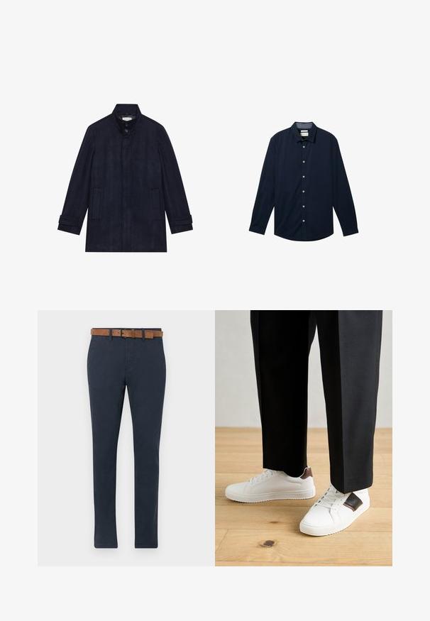 Férfi sötét tengerészkék gyapjú kabát magas gallérral, nyaknál két gombbal, hosszú ujjal és két oldalsó zsebbel.; Sötétkék, hosszú ujjú ing sima anyagból, gombos elejével, klasszikus gallérral és fehér gombokkal.; Sötétkék, sima textúrájú pamut chinos nadrág. Jellemzője a barna velúr öv csattal és egyenes lábazattal.; Fehér sneaker, sima textúrával, barna bőr díszítéssel és fekete részletekkel, fekete szabott nadrággal párosítva. Fából készült padló háttér.