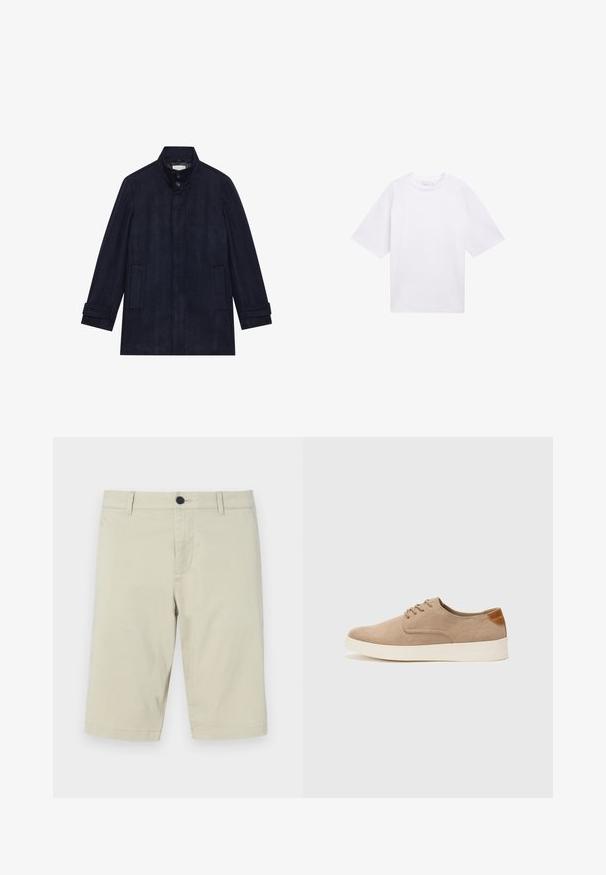 Męski granatowy wełniany płaszcz z wysokim kołnierzem, dwiema guzikami przy szyi, długimi rękawami i dwoma bocznymi kieszeniami.; Biała, krótko rękawowa koszulka z bawełny. Luźny krój z okrągłym dekoltem. Gładka faktura i brak widocznych wzorów czy akcentów.; Beżowe szorty wykonane z lekkiej mieszanki bawełny, z płaskim przodem, szlufkami na pasek, zapięciem na guzik i długością do kolan.; Beżowe zamszowe sneakersy z okrągłym noskiem, sznurowanym przodem i teksturowanym akcentem na tyle. Biała gumowa podeszwa tworzy kontrast. Prosty i nowoczesny design.