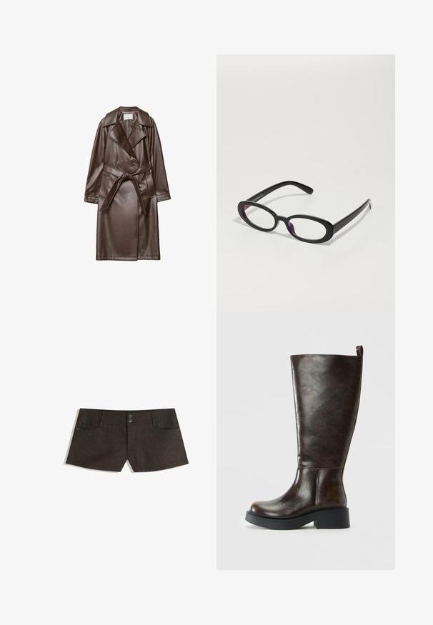 Brun läder trench coat med notched lapeller, dubbelknäppt knappar, slipsbälte i midjan och sidofickor. Slät textur och knälång design.; Brun faux läder halterneck-topp med djup V-ringning, figursydd design och dragkedja fram. Tyget har en slät, glänsande yta.; Bruna shorts gjorda av texturerat tyg, med två knappar i midjan, framfickor och en lätt kurva vid nederkanten.; Mörkbruna läderknäboots med rund tå, kraftig svart sula, låg klack och dragflik längst upp bak.; Ovala svarta glasögon med klara linser, med en slät yta och breda skalmar. Linserna har en subtil lila ton. Logotyp på sidan.; Mörkbrun mockaväska med en strukturerad form, som har två handtag upptill och ett avtagbart bälte med en guldfärgad spänne.