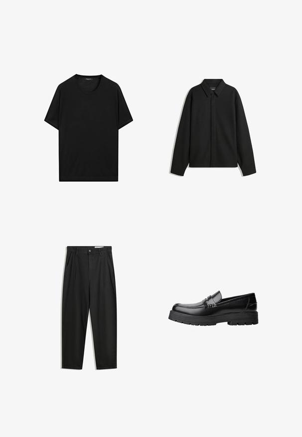 Czarna koszula-zakładka z długimi rękawami i spiczastym kołnierzykiem, z przodu z guzikami i gładką fakturą. Luźny krój z obniżonymi ramionami.; Czarna koszulka z krótkim rękawem, wykonana z gładkiej bawełny. Posiada okrągły dekolt i prosty dół. Prosty, jednolity design bez wzorów czy akcentów.; Czarne bawełniane spodnie o luźnym kroju, z klasycznym pasem, przednimi plisy oraz bocznymi kieszeniami. Gładka struktura, bez wzorów.; Czarne skórzane mokasyny z grubą, bieżnikowaną podeszwą i dekoracyjnym paskiem na górze, pokazane w lewym profilu na białym tle.