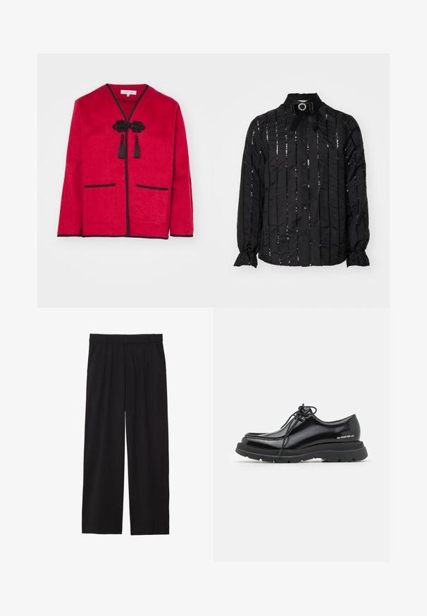 Sister Jane LEROY UNISEX czerwony; Czarna bluzka z błyszczącego materiału, ozdobiona pionowymi paskami z cekinów, kołnierzykiem z kokardką i ozdobnym kamieniem oraz zapięciem na guziki.; Czarne spodnie w stylu szerokich nogawek z plisowanym przodem, bocznymi kieszeniami i gładką teksturą materiału. Zaprojektowane w luźnym kroju.; Czarne skórzane buty na dress code z okrągłym noskiem, grubą gumową podeszwą, sznurowanym designem oraz charakterystycznym przeszyciem wzdłuż krawędzi.