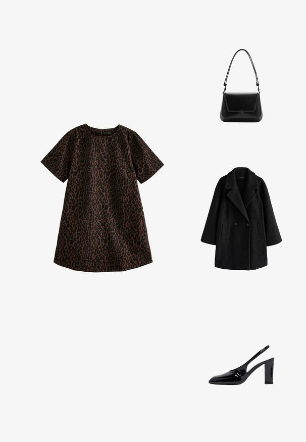 Cappotto in lana nero doppiopetto con ampi rever, due tasche frontali e un fit morbido, leggermente oversize.; Abito con stampa leopardata in marrone e nero. Maniche corte, scollatura rotonda, vestibilità ampia, design al ginocchio, materiale in cotone con texture liscia.; Décolleté in vernice nera con punta affusolata e tacco a blocco su sfondo bianco.; Mango Borsa a mano - black