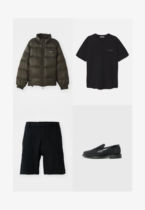 Dunkelgrüne Pufferjacke mit hohem Kragen, Reißverschluss, elastischen Bündchen und Seitentaschen. Verfügt über eine gesteppten Textur und minimalistische Markenkennzeichnung.; Schwarzes Baumwoll-T-Shirt mit Rundhalsausschnitt, kurzen Ärmeln und weißem Logodruck auf der linken Brust. Einfaches, einfarbiges Design.; Schwarze Shorts aus Strukturgewebe mit einem Knopfverschluss vorne, seitlichen Taschen und geradem Schnitt, versehen mit sichtbaren Nähten.; Schwarzer geflochtener Slipper mit einem glatten Lederakzent im Obermaterial, einem runden Zehendesign und einer flachen Gummisohle.