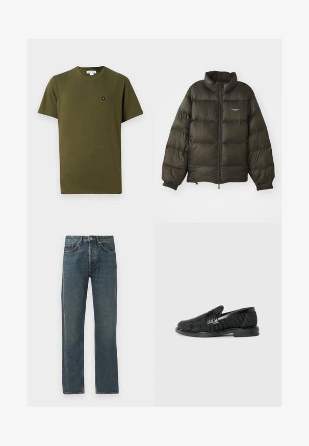 Donkergroene pufferjack met een hoge kraag, ritssluiting, elastische manchetten en zijzakken. Beschikt over een gestikte textuur en minimale branding.; Olijfgroene katoenen t-shirt met een ronde hals en korte mouwen. Bevat een klein zwart embleem op de linker borst. Eenvoudige textuur.; Donkerblauwe denim jeans met een rechte pijp, voorzien van vijf zakken, een knoopsluiting en contrasterende stiksels.; Zwartegeweven instap schoenen met een glad leren accent aan de bovenkant, een ronde neusontwerp en een laag profiel rubberen zool.