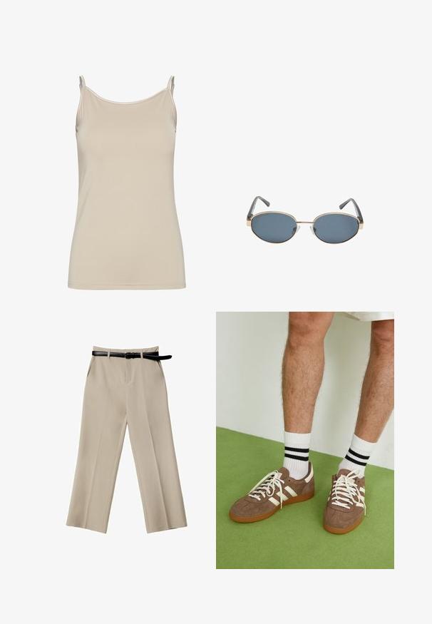 Langer, camel-farbener Mantel aus weichem Stoff mit tailliertem Bund, breitem Revers und zwei Taschen auf der Vorderseite. Glatte Textur und maßgeschneiderter Schnitt.; Beige Tanktop aus glattem Stoff mit dünnen Trägern und einem schlichten, figurbetonten Design mit einem klaren Ausschnitt und ohne Muster.; Beige weite Hosen mit glatter Textur, vorderen Taschen und einem schwarzen Ledergürtel. Maßgeschneiderter Schnitt mit klaren Falten.; Braune Wildleder-Sneaker mit weißen Akzenten und Schnürsenkeln. Gummisohle in Kautschuk-Optik. Getragen mit weißen Socken, die schwarze Streifen haben. Grüner strukturierter Fußboden.; Eckige Sonnenbrille mit dunklen Gläsern, goldenen Metallrahmen und grauen Bügeln. Die Rahmen zeichnen sich durch ein minimalistisches Design mit einem dezenten Brückenakzent aus.