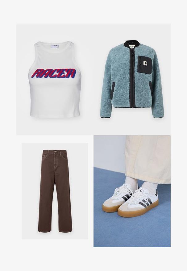 Modra flis jakna z teksturirano površino, črnimi zadrgami na žepih, stojnim ovratnikom in sprednjo zadrgo. Ima oznako na žepu na prsih.; Bela rebrasta skrajšana majica brez rokavov s pojmom "RACER" v bold rdeči in modri barvi na sprednji strani.; Rjave široke jeans hlače z kontrastnim šivom, petimi žepek in kovinskim gumbom za zapiranje. Gladka tekstura, ravno krojenje.; Bele tene škornje s črnimi črtami in bež usnjenimi detajli. Imajo teksturirano gumijasto podplat in ravne bele vezalke, nosijo se z svetlimi nogavicami.