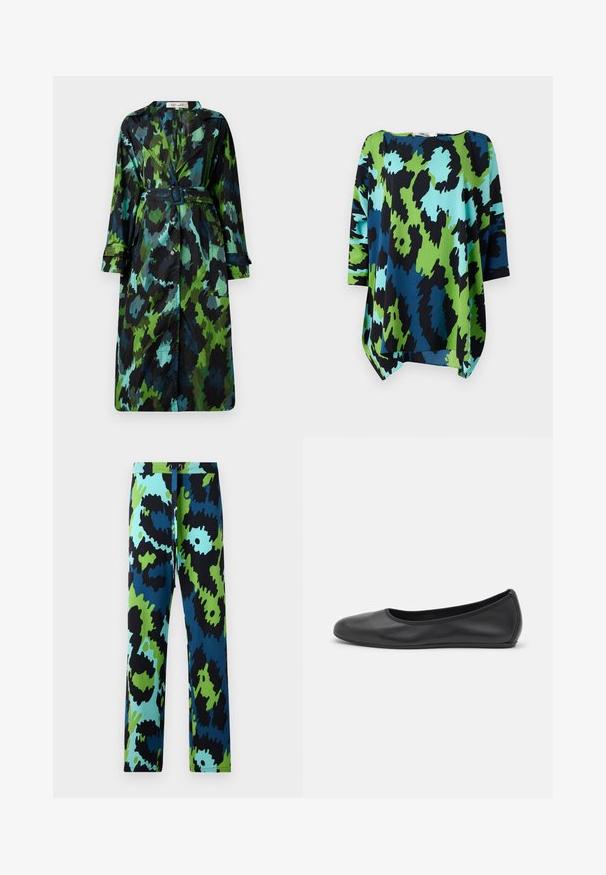 Lange, lichte trenchcoat met een groen-zwart camouflagepatroon, een ceintuur in de taille, knoopsluiting en een relaxed fit met grote zakken.; Losse blouse met een gedurfde abstracte print in blauw, groen en zwart. Gemaakt van een zachte stof met een ronde halslijn en driekwartmouwen.; Multikleurige broek met een gedurfde abstracte print in zwart, blauw en groen. Gemaakt van gladde stof met een tailleband met trekkoord.; Zwarte leren ballerina met een ronde neus, gladde textuur, minimale stikdetails en een flexibele zoolontwerp.