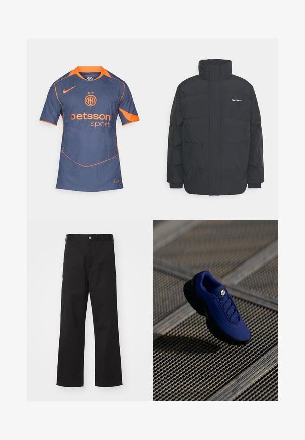 Schwarze Daunenjacke mit hohem Kragen, Reißverschluss vorne und elastischen Bündchen. Verfügt über eine Tasche und ein kleines Logo auf der Brust. Strukturiert Oberfläche.; Marineblaue Sporttrikot mit orangefarbenen Akzenten. Es hat vertikale Streifen, einen Rundhalsausschnitt und kurze Ärmel. Logo und Sponsor sind gut sichtbar.; Schwarze Hose aus strapazierfähigem Material mit geradem Schnitt, ausgestattet mit einem vorderen Knopfverschluss, Gürtelschlaufen und ohne sichtbare Muster oder Akzente.; Blauer Sportschuh mit einer strukturierten Oberseite, schwarzer Sohle und Schnürsenkeln. Verfügt über ein "Air"-Logo auf der Zunge und sichtbarene Luftpolsterungselemente.