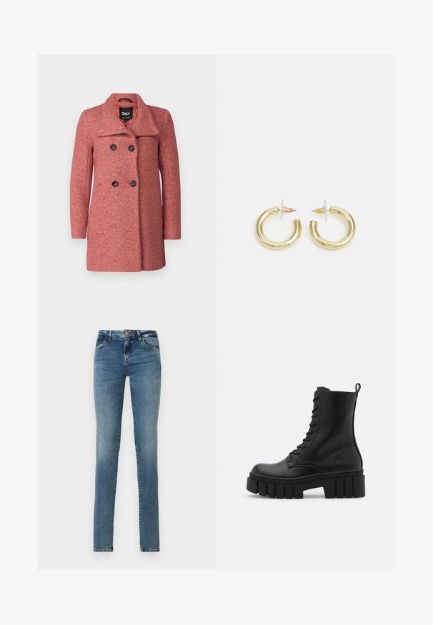 Casaco de dupla face em tecido texturado rosa com colarinho notched, apresentando quatro botões pretos e mangas longas para maior conforto.; Três tops cropped de manga longa empilhados, nas cores branca, bege e teal suave, com golas redondas sobre um fundo cinza claro.; Jeans ajustados feitos de denim azul claro, com fecho de botão, cinco bolsos, desbotamento subtil e um design clássico.; Bota ankle de couro preto com sola robusta e estriada, frente com atacadores e alça na parte de trás, sobre fundo branco liso.; Brincos em argola dourados com um acabamento liso e brilhante. Design circular com um pequeno pino e suporte transparente para um uso seguro.