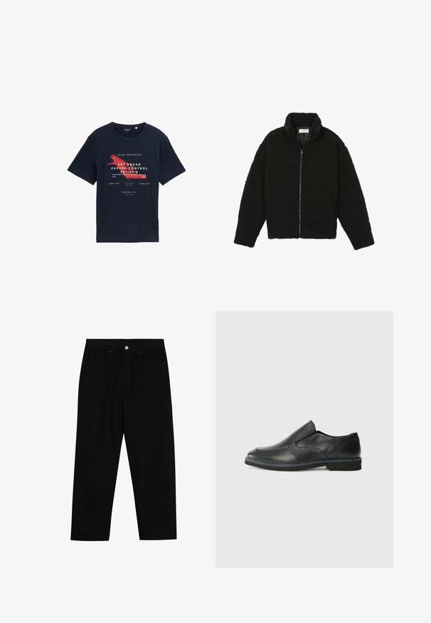 Svart faux fur-jacka med hög krage, dragkedjestängning, elastiska manschetter och ett kviltat mönster. Har sidofickor och en mjuk textur.; Mörkblå bomullströja med rund hals, korta ärmar och framåtriktade textgrafiker med röda accenter och flygtemat design detaljer.; Svarta denimbyxor med rak passform, femficksdesign och framknäppning. Slät textur med minimala sömdetaljer.; Svart lädersko i slip-on-modell med en slät ovandel, sömnadsdetaljer, rund tå och låg gummihäl. Sulan har minimal mönstring.