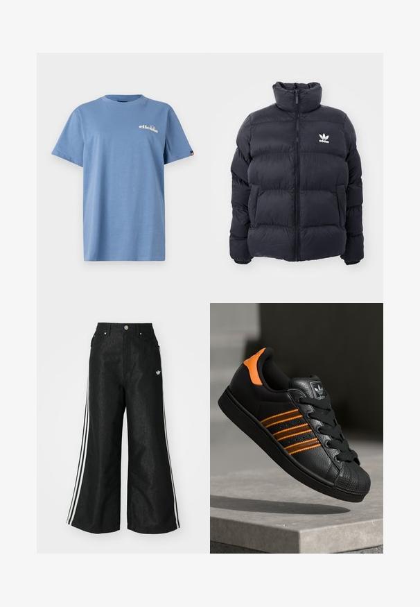 Marineblå pufferjakke med høy krage, glidelås og hvit Adidas-logo på brystet. Har sømmerte paneler og en glatt, blank tekstur.; Lyseblå bomulls t-skjorte med korte ermer, rund hals, og en liten hvit logo på brystet. Stoffet ser mykt og glatt ut.; Sorte vide benbukser med tre hvite striper på hver side og en liten hvit logo. Har frontlommer og knappelukking.; Svart sneaker med oransje detaljer, tre horisontale striper, teksturert skinnoverdel, gummitå, og svarte lisser.
