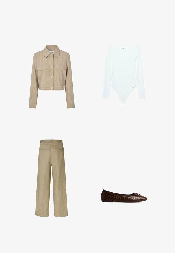 Kratka bež plašč z navpičnimi črtami, dvema prsnikoma, koničastim ovratnikom in srebrnimi gumbnimi zapiranji spredaj.; Bela bodi z dolgimi rokavi in širokim izrezom, izdelan iz mehkega in raztegljivega materiala, s tesnim prileganjem in visokimi izrezi na nogah.; Bež široke hlače z gladko teksturo, zadnjimi žepi in zankami za pas. Prilagojen kroj s ravno silhueto.; Rjave pletene usnjene balerinke z zaobljenim nosom, okrašene z mašnjo in ravnim podplatom. Teksturna površina ponuja subtilno vzorčno podrobnost.
