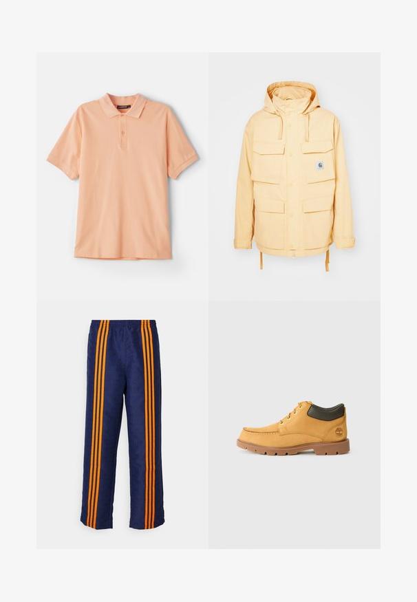 Giacca impermeabile gialla con cappuccio, multiple tasche frontali, chiusure a scatto e orlo con cordino. Realizzata in tessuto resistente.; Polo shirt pesco in cotone. Presenta un colletto classico, maniche corte e un logo discreto sul petto. Texture morbida, design semplice.; Pantaloni da track blu con un motivo a stampa totale e strisce arancioni sui lati, dotati di una cintura elastica comoda e una vestibilità ampia.; Scarpa in pelle gialla con suola in gomma marrone, punta rotonda e dettaglio in pelle verde alla caviglia. Presenta occhielli dorati e dettagli di cucitura.