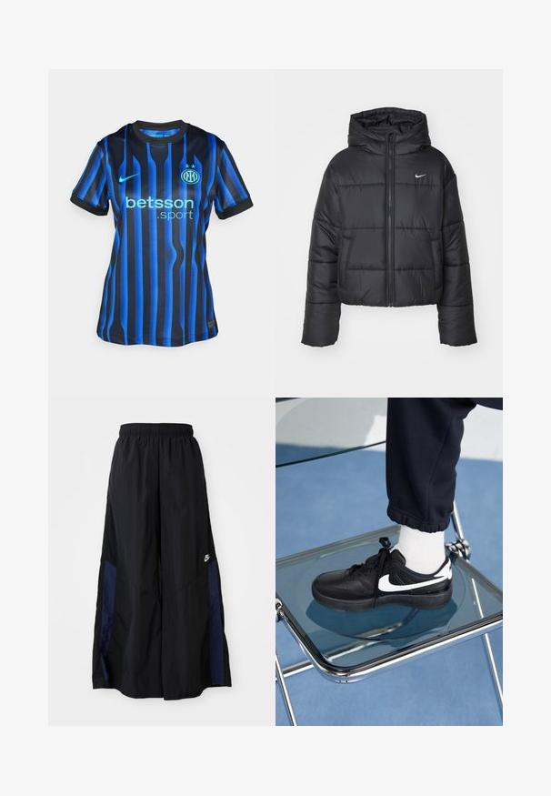 Czarna kurtka puchowa wykonana z nylonu, z zapięciem na zamek, kapturem i dwiema przednimi kieszeniami. Projekt zawiera przeszywane sekcje oraz małe logo.; Czarna i niebieska koszulka piłkarska w paski z okrągłym dekoltem. Posiada jasnoniebieskie logo "betsson.sport" oraz okrągły emblemat drużyny na klatce piersiowej.; Czarne spodnie szerokie wykonane z lekkiego materiału, z granatowym bocznym panelem i elastycznym paskiem w talii. Małe białe logo na dole.; Czarne sneakersy Nike z białymi akcentami, charakteryzujące się gładką skórzaną teksturą, zawiązywaną konstrukcją i zaokrąglonym noskiem, umieszczone na szklanym krześle.