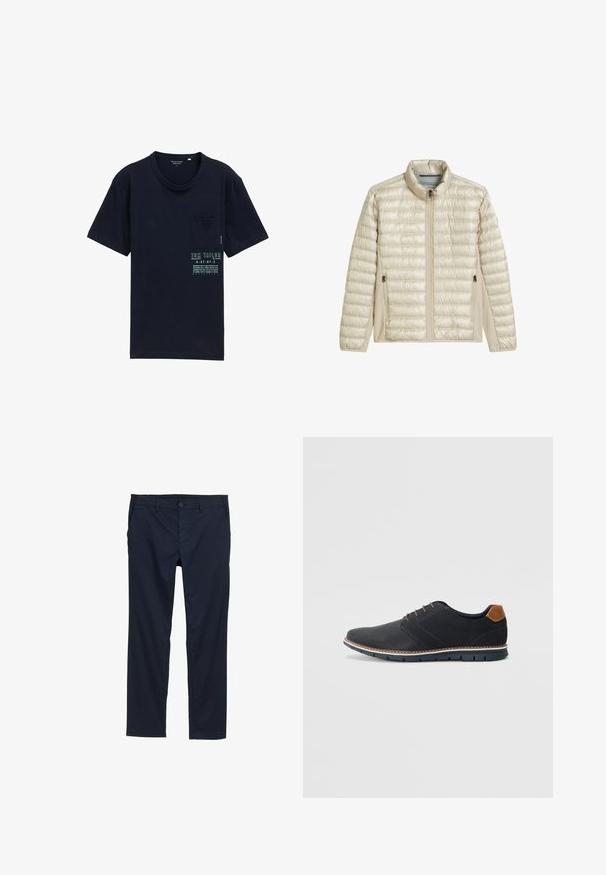 Beige donsjack met een ritssluiting aan de voorkant, hoge kraag en ritssluitingen aan de zijkanten. Heeft een doorgestikt patroon en een gladde, glanzende textuur.; Marineblauwe katoenen t-shirt met ronde hals, korte mouwen, een linkse borstzak en een voorzijde bedrukt logo en tekst in contrasterende lichte kleuren.; Marineblauwe lichte broek met een zachte textuur, rechte pijpen, knoopsluiting en zijzakken.; Zwarte synthetische schoenen met een gestructureerde bovenkant, gladde accenten, bruine hak en een contrasterende zool. Bevat minimale veters en stikdetails.