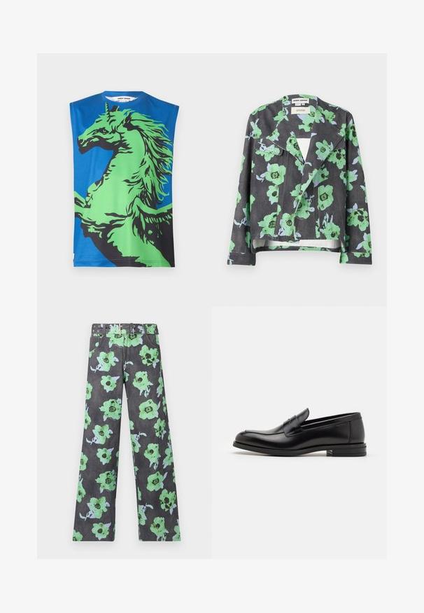 Cvečni jopič z črnim ozadjem, velikimi zelenimi in modrimi cvetovi, ovratnikom in sprednjimi žepi. Narejen iz teksturirane tkanine.; Majica bez rukava z modro ozadje z velikim zeleni in črni grafiko enoroga. Narejena iz gladkega blaga z okroglim izrezom.; Hlače z cvetličnim vzorcem v temno sivi barvi, okrašene z velikimi zelenimi in modrimi cvetovi. Vključujejo usklajen pas z več žebljički in režami.; Črne usnjene loafer čevlje z gladko teksturo, zaobljenim nosom in dekorativnim trakom čez zgornji del. Nizka zložena peta, minimalističen dizajn.