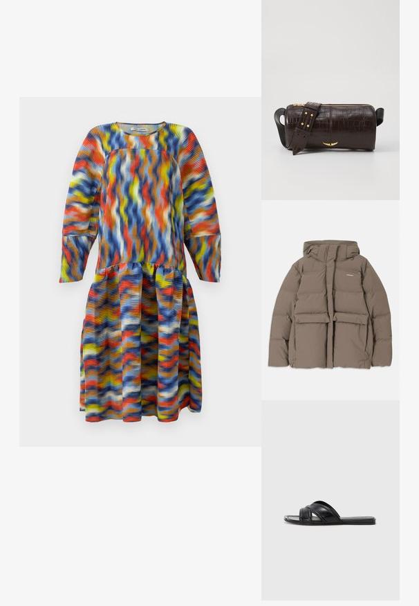 Hnědá pufovaná bunda s kapucí, se zipem vpředu, dvěma velkými předními kapsami a hladkým matným povrchem. Logo značky na hrudi.; Šaty s dlouhými rukávy s multikolorovým vlnitým vzorem v modré, oranžové, žluté a bílé barvě, s nízkým pasem a skládáním sukně.; Černé klínové sandály s hladkým koženým povrchem, s překříženými popruhy a výřezovými detaily, a plochou, flexibilní podrážkou.; Hnědá kabelka z krokodýlí kůže s embosováním, cylindrického tvaru, se zlacenými kovovými prvky a odnímatelným popruhem se hroty.