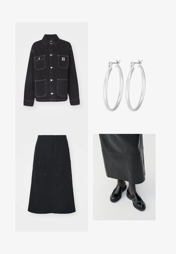 Crna traper jakna s okovratnikom, dva džepa na prsima i dva donja džepa. Ima bijele šavove i srebrne dugmadi na napinjanje.; Dva majica bez rukava u crnoj i bijeloj boji, izrađene od rebrastog pamuka, s okruglim izrezima i prianjajućim dizajnom. Oznake su vidljive na obje.; Crna suknja od pamuka, s prednjim zatvaranjem na gumbe, dva velika detalja džepa i ravnim drugim siluetom. Glatka tekstura.; Crne kožne mokasine s glatkom završnom obradom, s dekorativnom trakicom, okruglim vrhom i teksturiranom potplatom. Nosi se s dugom crnom kožnom suknjom.; Srebrne kružne naušnice s glatkom, poliranom površinom. Okrugli oblik i sigurno kopčanje na klik. Lagani dizajn pogodan za svakodnevno nošenje.