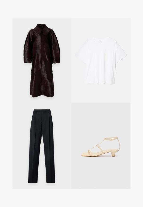 Tumepruun pikk kunstkarusnahast mantel laiade kraede ja pikkade varrukatega, rippumas valge tausta ees.; Valge puuvillane T-särk lühikeste varrukatega, ümmargune kaelus, mugav lõige ja õmmeldud serv. Silt nähtav kaela seest.; Mustad püksid siledast kangast, millel on kõrge vöökoht, laiad jalad, esimesed kortsud ja klassikalised vööloopid. Küljepockets pole nähtavad.; Beezhides sandaalid T-ribauga, ruudukujulise varbaga, reguleeritava pahkluuringiga ja madala plokkningaga. Siledast nahast.