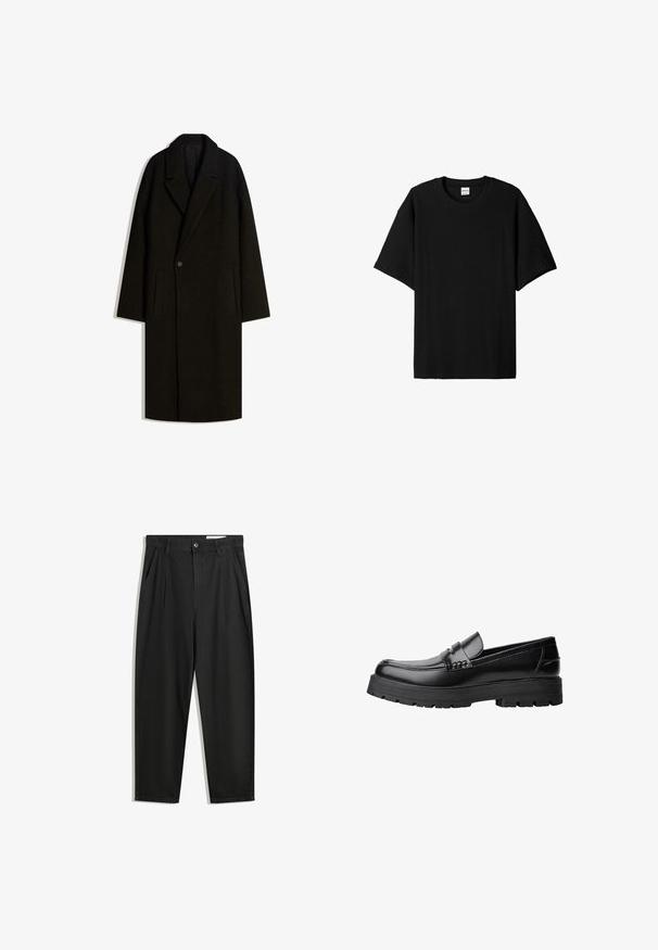 Dolga črna volnena plašč s širokim ovratnikom, zapenjanjem na en gumb in stranskimi žepi, razstavljen na belem ozadju.; Črna rebrasta majica s kratkimi rokavi in okroglim izrezom, ki ima sproščen kroj in teksturirano površino. Enostaven dizajn; brez grafik ali dodatkov.; Črne bombažne hlače s sproščenim krojem, ki vključujejo klasičen pas, sprednje gube in stranske žepke. Gladka tekstura brez vzorcev.; Črne usnjene loafersice s debelim profiliranim podplatom in dekorativnim pasom čez zgornji del, prikazane v levem stranskem profilu na beli podlagi.