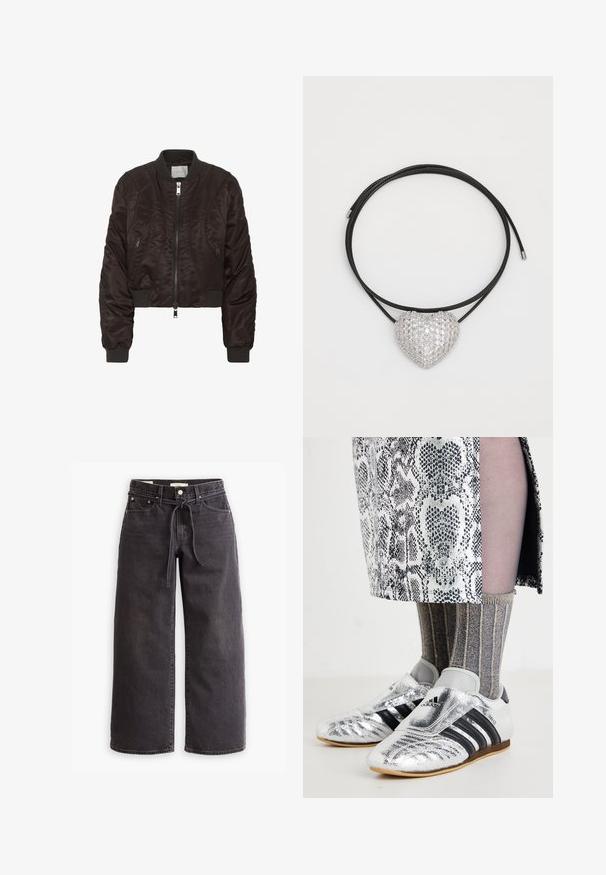 Dunkelbraune Bomberjacke aus glattem Satinmaterial. Mit Reißverschluss vorne, gerippten Bündchen und seitlichen Reißverschlusstaschen. Kurzes Design mit gepolsterter Textur.; Schlichtes weißes T-Shirt mit kurzen Ärmeln und Rundhalsausschnitt in schlanker Passform, flach vor einem weißen Hintergrund präsentiert.; Schwarze, weit geschnittene Jeans aus Denim mit einem Zugbandbund, fünf Taschen und kontrastierenden Nahtdetails. Flacher Frontschnitt.; Silberne Fußballschuhe mit schwarzen Streifen und einem eleganten Design, kombiniert mit strukturierten grauen und goldenen gerippten Socken sowie einem gemusterten Rock.; Herzförmige Anhänger-Halskette mit einer strukturierten silbernen Oberfläche, die mit Strasssteinen verziert ist, auf zwei schwarzen geflochtenen Kordeln.