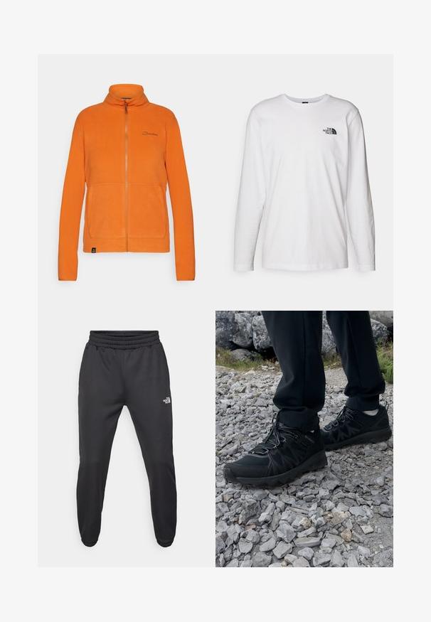 Pomarańczowa polarowa kurtka z wysokim kołnierzem, pełnym zamkiem błyskawicznym i dwiema przednimi kieszeniami. Wyróżnia się subtelnym logo na lewej stronie klatki piersiowej.; Biała koszulka z długim rękawem wykonana z bawełny, z okrągłym dekoltem. Posiada małe czarne logo na piersi. Gładka faktura, regularny krój.; Czarne dresy z elastycznym paskiem w talii, zwężanym krojem, elastycznymi mankietami i małym białym logo na lewej udzie, wykonane z gładkiego materiału.; Czarne buty outdoorowe wykonane z siateczki i materiału syntetycznego, z fakturowaną cholewką, zabezpieczonym systemem sznurowania i solidną podeszwą, na skalistym terenie.