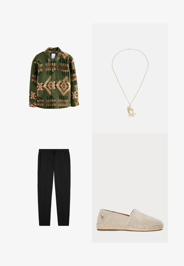 Giacca camicia verde con motivo geometrico in rosso, beige e verde scuro; realizzata in tessuto morbido; dotata di bottoni e tasca sul petto.; Maglietta a maniche corte color marrone chiaro, realizzata in tessuto morbido, con scollo rotondo e vestibilità comoda, senza pattern o dettagli visibili.; Pantaloni neri con vita elastica e coulisse, dotati di tasche laterali e una texture liscia, progettati con una gamba dritta.; Espadrille in suede beige con suola in corda di juta, caratterizzata da una finitura testurizzata e da un piccolo logo ricamato sul tallone.; Collana dorata con chiusura, caratterizzata da un pendente raffigurante mani giunte, dettagliate con scanalature e una finitura testurizzata.
