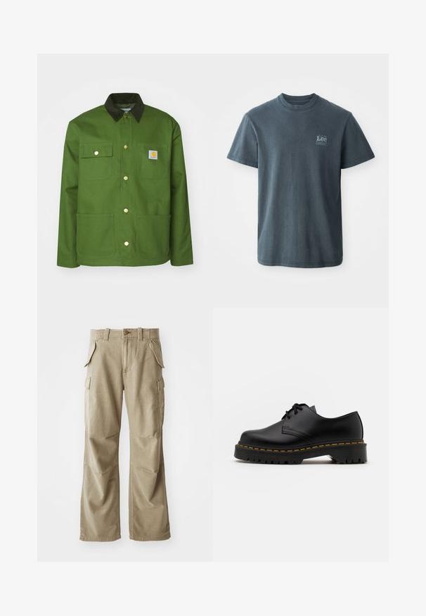 Carhartt WIP MICHIGAN - Mezisezónní bunda - tarragon/black rigid; Tmavě šedé bavlněné tričko s kulatým výstřihem, krátkými rukávy a malým tištěným logem na levé straně. Klasický střih se rovnou spodní částí.; Béžové cargo kalhoty vyrobené z odolné látky, s uvolněným střihem, několika bočními kapsami a zesílenými koleny. Plochý přední design.; Černá kůže šněrovací boty s kulatou špičkou, texturovanou gumovou podrážkou a žlutým prošíváním kolem základny. Plný design a hladký povrch.