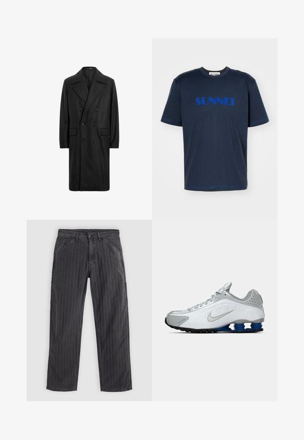 Cappotto doppiopetto nero in lana, con ampi revers, due tasche laterali e una finitura liscia e testurizzata. Maniche lunghe e lunghezza fino al ginocchio.; T-shirt in cotone blu navy con maniche corte e collo rotondo. Presenta il logo blu "SUNNEI" al centro. Dettaglio di cucitura a contrasto.; Pantaloni a righe nere realizzati in tessuto misto cotone. Presentano una vestibilità dritta, tasche laterali e chiusura con bottone.; Scarpa da corsa Nike bianca e grigia con swoosh argento, unità suola blu a molla e battistrada nero su uno sfondo semplice.