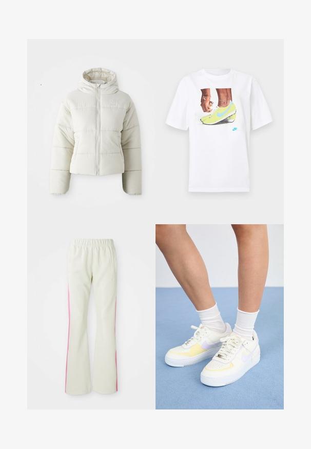 Hvit avkortet pufferjakke med hette, frontlukking med glidelås, sydde paneler, og en liten logo på brystet. Glatt, polstret tekstur.; Hvit bomull t-skjorte med et grafisk motiv av føtter i gule Nike fotballsko med blå detaljer, kombinert med et armbånd på venstre håndledd.; Lys beige bukser med elastisk linning, med rosa sidepaneler og sidelommer. Glatt tekstur med rett ben-design.; Hvit lær sneakers med gule og lavendel detaljer, rund tå, flate lisser, og teksturert gummisåle. Brukt med hvite sokker.