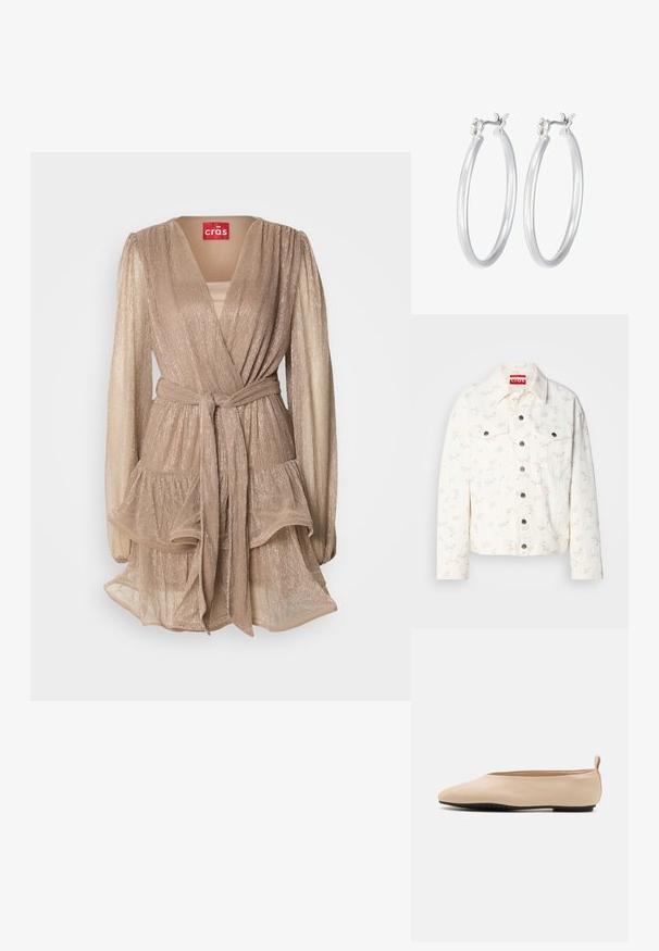 Valge denim jope väikeste roosade lillemustriga, kaks esikotti ja hõbedased nupud kinnitamiseks. Struktuurne kangas. Lühendatud lõige.; Beesinine metallikuga ümbrik Kleid, millel on pikad puffvarrukad, kihiline volangseelik ja sobiv vöö. Omab sügavat V-kaelust ja pehmet läiget.; Bežid nahkkinged balleti sussid madala profiiliga, ümar varvas ja must kummitald, väike tagumine aas mugavaks jalga panemiseks.; Pleated kreemikott, mis on valmistatud pehmest materjalist, sisaldab pitsitud kuldset ahelat ja kohandatavat kuju loov aasa sulgemist.; Hõbedased rõngaskõrvarõngad, millel on sile, läikiv viimistlus. Ümmargune kuju ja turvaline klõpsulatus. Kerge disain, sobib igapäevaseks kandmiseks.