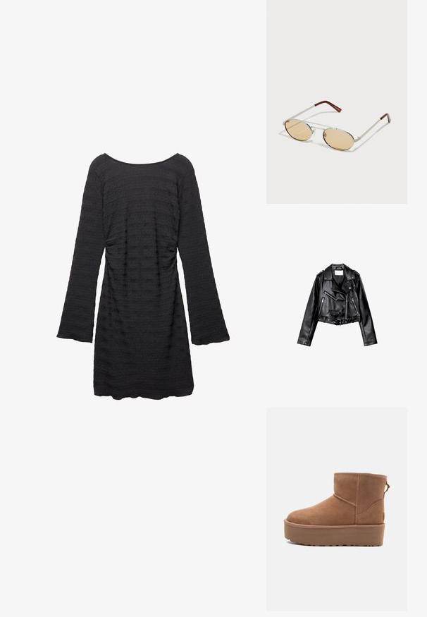 Schwarze, kurze Leder-Bikerjacke mit asymmetrischem Frontreißverschluss, Druckknöpfen und vier Reißverschlüssen. Mit einem verstellbaren Gürtel in der Taille.; Schwarzes Kleid mit langen Glockenärmeln, strukturiertem Stoff mit horizontalen Streifen, rundem Ausschnitt und gerafften Seitendetails.; Beige Wildleder-Ankle-Boot mit Plateausohle, abgerundetem Zehenbereich und abgesteppten Akzenten; verfügt über eine Zuglasche hinten für einfaches An- und Ausziehen.; Metallsonnenbrille mit ovalen, hellbraun getönten Gläsern. Schlanker silberner Rahmen mit strukturierten Akzenten und rötlich-braunen Spitzen an den Bügeln.