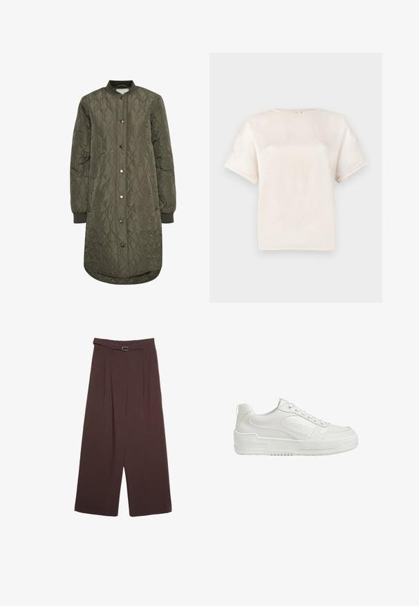 Pikowana długa kurtka w odcieniu oliwkowym, z okrągłym kołnierzem, zapięciem na napy oraz prążkowanymi mankietami. Gładki, teksturowany materiał z diamentowym wzorem.; T-shirt z krótkim rękawem typu crewneck w kolorze off-white, wykonany z gładkiego materiału, o luźnym fasonie i minimalnych detalach szwów na rękawach.; Stradivarius - Spodnie materiałowe; Białe skórzane trampki o gładkiej fakturze, z wyściełanym kostkiem i perforowanym noskiem. Posiadają lekko podwyższoną gumową podeszwę i sznurowany fason.