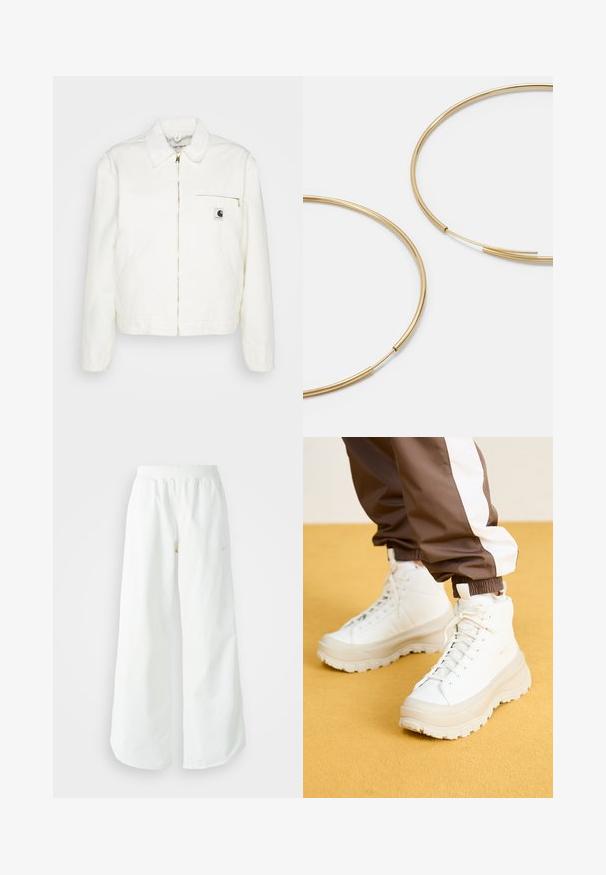 Baltos džinsinės striukės su apykakle, auksiniu užtrauktuku ir kairėje krūtinės pusėje esančia kišene su logotipu. Minkšta tekstūra ir laisvas siluetas.; Nike Sportswear YOON - Viršus - white; Balti sportiniai keliai su platėjančiomis kojomis, su įtemptu juosmeniu ir subtilia logotipo detale. Lygus audinys, laisvas kirpimas ir siaurėjantis apatinis kraštas.; Baltos aukštos sportinės bateliai su masyviu, tekstūruotu padu, sklandžiu viršumi, apvalia nosimi ir toniniu raišteliu, prieš geltoną foną.; Aukso spalvos žiedo auskarai, ploni ir apvalūs, su lygiu metaliniu paviršiumi be papuošimų ar raštų.