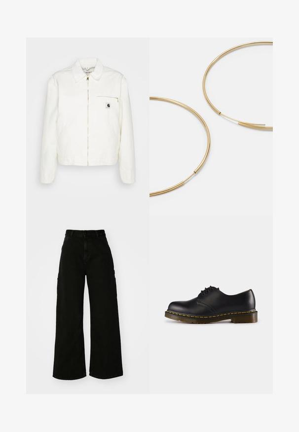 Hvid denimjakke med krave, guldlukning og en venstre brystlomme med et logo. Blød tekstur og afslappet silhouette.; Hvid bomulds t-shirt med kortærmer, der har en rund hals og et lille broderet logo på brystet, glat tekstur og enkelt design.; Sort brede cargo-bukser lavet af denim, med høj talje, frontknaplukning og sidelommer. Glat tekstur med minimal syning.; Sort lædersko med rund tå, snørebåndsdesign, gul syning langs sålen og en kraftig, tekstureret gummisål.; Guldfarvede hoops øreringe, tynde og runde i formen, med en glat metallisk finish uden udsmykninger eller mønstre.