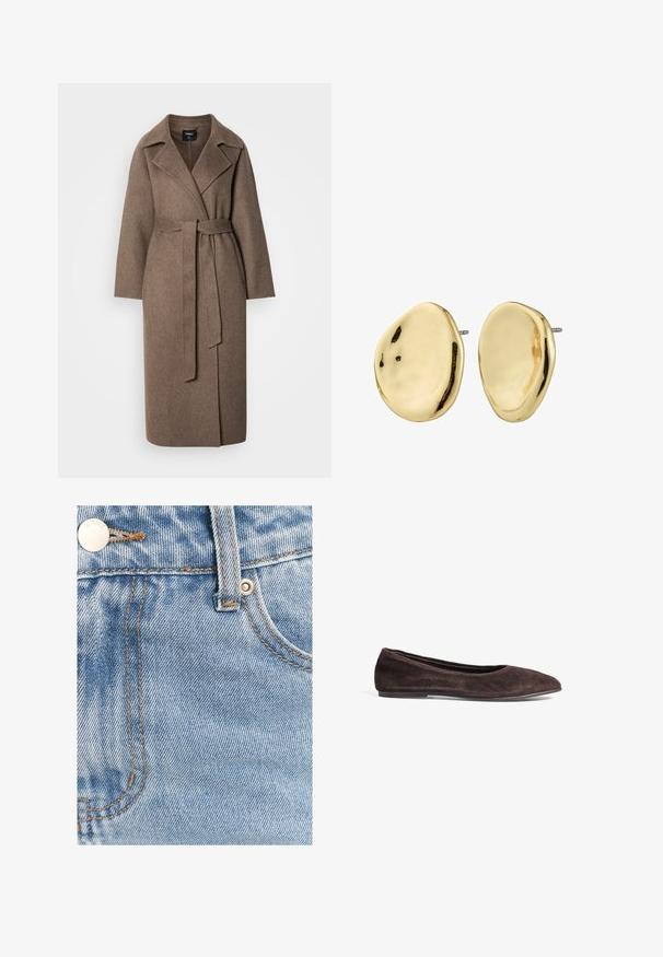 Lang brun uldfrakke med brede revers og et matchende bælte knyttet i taljen, vist på en ensfarvet lys baggrund.; Beige kabelstrik cardigan med rund krave, knaplukning foran, ribbede manchetter og kant. Har et lille logo på venstre bryst.; Overdimensioneret hvid bomulds t-shirt med korte ærmer, rund halsudskæring og glat tekstur. Ingen mønstre eller synlige hardware detaljer.; ST MRLO IRIS - Flared jeans - light blue wash; Brune ruskinds ballerina med spids tå og lav profil. Har en glat tekstur og minimalistisk design. Ingen synlig hardware eller accenter.; Guldtonede stikørestikkere med en glat, uregelmæssig oval form. Har en poleret overflade og et minimalistisk design uden synlig hardware.