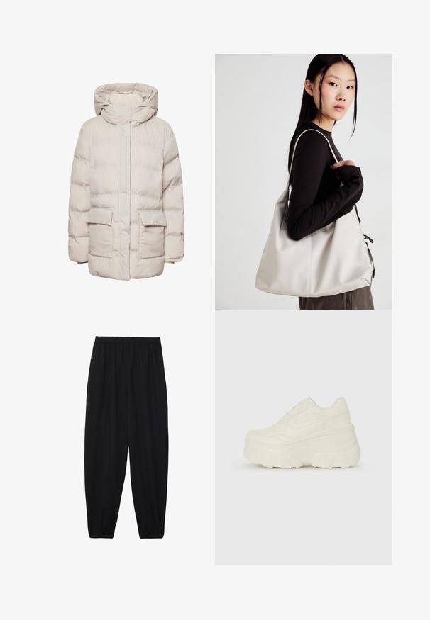 Pieces PCNORMA PUFFER - Vinterfrakke - silver gray; Kort striktrøje i cremefarvet stof med høj krave, halvlynlås, elastisk kant og manchetter, glat tekstur og minimalistisk design.; Sort, lette bukser med elastisk talje og sammenfoldede ankler. Stoffet er glat og har et afslappet, indsnævret design.; Hvide platform sneakers med en glat læderlignende overdel, rund form, polstret krave og struktureret gummisål med definerede riller.; Beige håndtaske lavet af blødt materiale med et slouchy design, stikninger og to skulderremme. Velegnet til daglig brug.