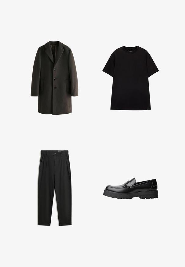 Crni vuneni kaput s reverima, tri gumba, dva bočna džepa i ležernim krojem. Glatka tekstura s suptilnim sjajem.; PULL&BEAR JOIN LIFE - Osnovna majica kratkih rukava - black; Crne pamučne hlače s opuštenim krojem, s klasičnim pojasom, prednjim nabranjima i bočnim džepovima. Glatka tekstura bez uzoraka.; Crna kožna mokasina s debelim potplatima i dekorativnom trakom preko gornjeg dijela, prikazana u lijevom bočnom profilu na bijeloj pozadini.