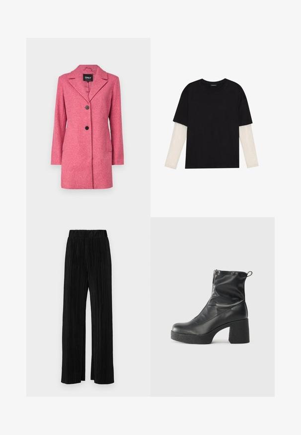 Růžový kabát ze směsi vlny s výstřihem do V, zapínáním na jeden knoflík a bočními kapsami. Má dlouhé rukávy a strukturovaný střih.; Černé tričko z bavlny s krátkým rukávem, pod kterým je bílá podvlékací halenka s dlouhým rukávem a jemným texturovaným vzorem. Design s kulatým výstřihem.; Černé plisované kalhoty s elastickým pasem. Mají široké nohavice a hladkou, strukturovanou tkaninu s vertikálními pruhy.; Černé kotníkové boty vyrobené z hladké kůže, s bočním zipem, robustním strukturovaným podpatkem a kulatou špičkou.