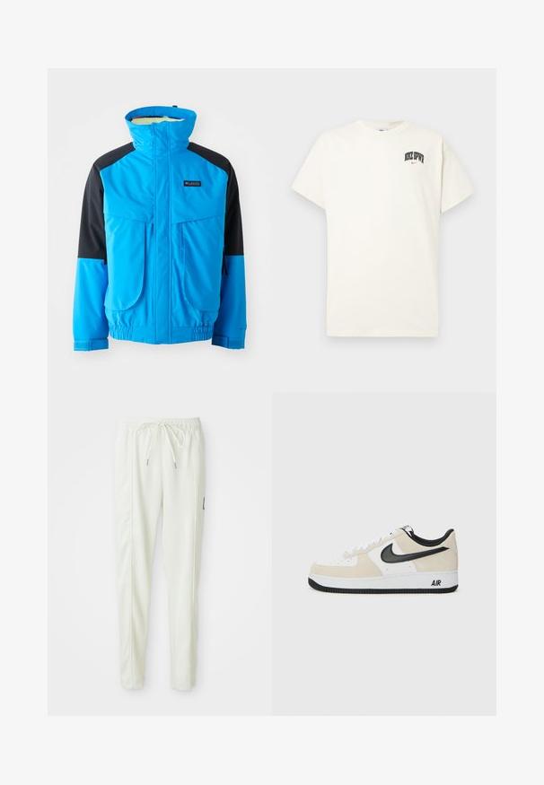 Blauwe en zwarte waterdichte jas met hoge kraag, twee voorzakken, elastische manchetten en verstelbare zoom. Glad materiaal met stikseldetails.; Crème-kleurige katoenen T-shirt met korte mouwen, voorzien van "NIKE SB" in zwarte en rode tekst op de borst. Standaard ronde halslijn.; Witte slim-fit joggerbroek met elastische tailleband en trekkoord, met details aan de zijnaad en een klein zwart label op het rechterbeen.; Sneakers met een lichtbeige suède en witte leren bovenkant, zwarte Nike swoosh, zwarte accenten en een witte rubberen zool met "AIR" branding.