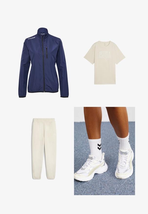 Donkerblauwe lichte jas met een hoge kraag, zwarte ritssluiting en een borstzak. Gemaakt van gladde stof, met elastische manchetten.; Beige katoenen t-shirt met een ontspannen pasvorm, voorzien van een witte grafische print met de tekst "PUMA sports club" en een klein logo erboven.; Lichtbeige sweatpants van zachte stof, met een elastische tailleband, cuffed enkels en een klein wit logo aan de zijkant.; Witte sneakers met zilveren accenten, gemaakt van mesh-materiaal en met een chunky ontwerp. Gecombineerd met witte sokken met zwarte chevronpatronen.