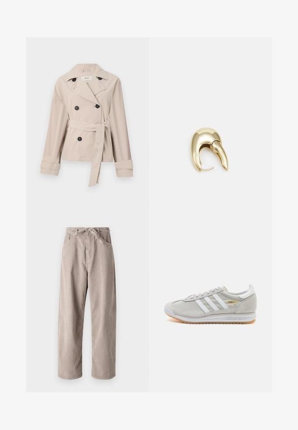 Beige dobbeltradet trenchcoat med knyttet liv, store svarte knapper, brede krager og oppbrettede mansjetter. Glatt, lett stoff.; Oliven grønn genser med høy hals og kabelstrikket tekstur, med diamantmønstre og ribbestrikket kant og ermer.; Beige kordfløyelsbukser med løs passform, med strikk i livet, to frontlommer og vertikal ribbet tekstur.; Lys grå sneaker laget av semsket skinn og mesh, med tre hvite striper, rund tå og såle av gummi. Gull logo-aksent nær snørebåndene.; Gullfarget metalløredobber med et elegant, buet design. Har en karakteristisk spiss form, polert overflate og hengsel-lukking.