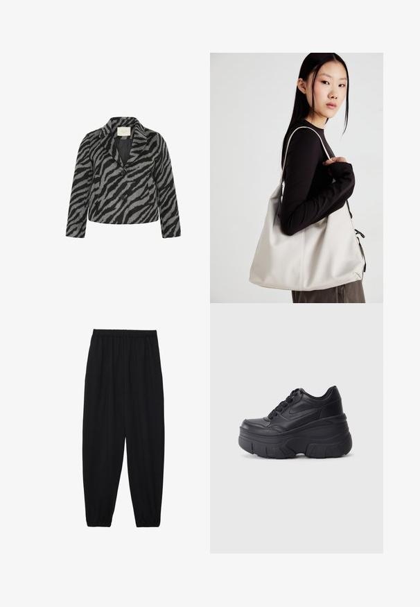 Kaffe Curve TORI - Rövid kabát - black grey animal; Fekete pamut póló, rövid ujjal, fehér hosszú ujjú réteg fölött, finom textúrával. Kerek nyakkivágású dizájn.; Fekete, könnyű nadrág elasztikus derékkal és ráncolt bokákkal. Az anyag sima és laza, szűkített dizájnnal rendelkezik.; Fekete fűzős sportcipők vastag talppal, sima bőrből készült felső résszel, kerek orral és jellegzetes, réteges platform dizájnnal.; Puha anyagból készült bézs kézitáska, laza dizájnnal, varrott részletekkel és két vállpánttal. Mindennapi használatra alkalmas.