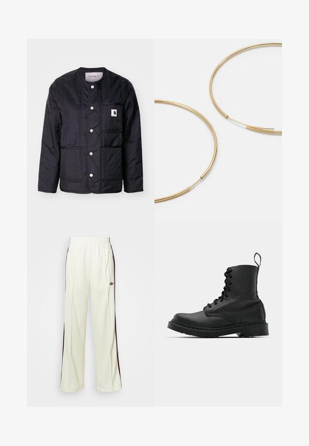 Zwarte, gewatteerde jas met een ronde halslijn, drukknoopsluiting, een patchzak en zichtbare stiksels. Bevat een logo op de zak. Gladde textuur.; Witte geribde tanktop met een ronde halslijn en mouwloos ontwerp, voorzien van een rechte zoom en een gladde, rekbare textuur.; Crème-kleurige sweatpants met een relaxte pasvorm, voorzien van donkerbruine zijstrepen en een geborduurd logo op de linkerdij.; Zwarte leren gevechtslaars met een ronde neus, vetersluiting aan de voorkant en een lusje bij de enkel. Kenmerkt zich door een dikke rubberen zool voor duurzaamheid.; Gouden oorringen, dun en rond van vorm, met een gladde metallic afwerking en zonder versieringen of patronen.