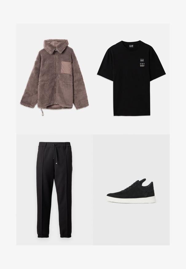 Brązowa, puszysta kurtka z polaru z kołnierzykiem, zamkiem błyskawicznym, dwoma przednimi kieszeniami i kontrastowym detalem kieszeni w odcieniu beżowym.; Czarna bawełniana koszulka z krótkim rękawem, okrągłym dekoltem i małą metką z logo z przodu z białymi symbolami pielęgnacyjnymi.; Czarne spodnie z pasem, sznurkiem do regulacji i elastycznymi mankietami. Posiadają kanty oraz gładki, teksturowany materiał.; Czarne zamszowe sneakersy z białą gumową podeszwą, z tonalnym przeszyciem i sznurowanym zapięciem. Gładka tekstura, nowoczesny, smukły kształt.
