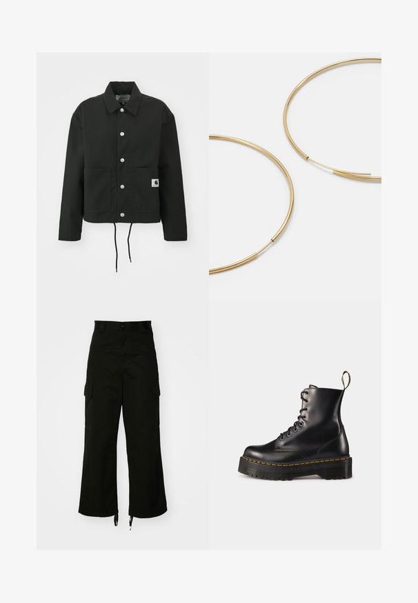 Schwarz gekürzte Jacke aus strapazierfähigem Stoff. Mit klassischem Kragen, silbernen Druckknöpfen, zwei Fronttaschen und verstellbarem Kordelzug am Saum.; Schwarzes Baumwoll-T-Shirt mit lockerer Passform. Hat einen Rundhalsausschnitt und kurze Ärmel. Enthält ein kleines, goldfarben gesticktes Logo auf der Brust.; Schwarze Cargo-Hosen aus Baumwolle mit weitem Bein, seitlichen Taschen und Kordelzügen am Saum. Das Design umfasst einen Knopfverschluss an der Taille.; Schwarze Leder-Schnürstiefel mit knöchelhohem Schaft, einer robusten schwarzen Sohle und gelben Nähten. Verfügt über eine Lasche hinten und runde Metallösen.; Goldfarbene Ohrringe in Form von dünnen, runden Kreolen, mit einer glatten, metallischen Oberfläche und ohne Verzierungen oder Muster.