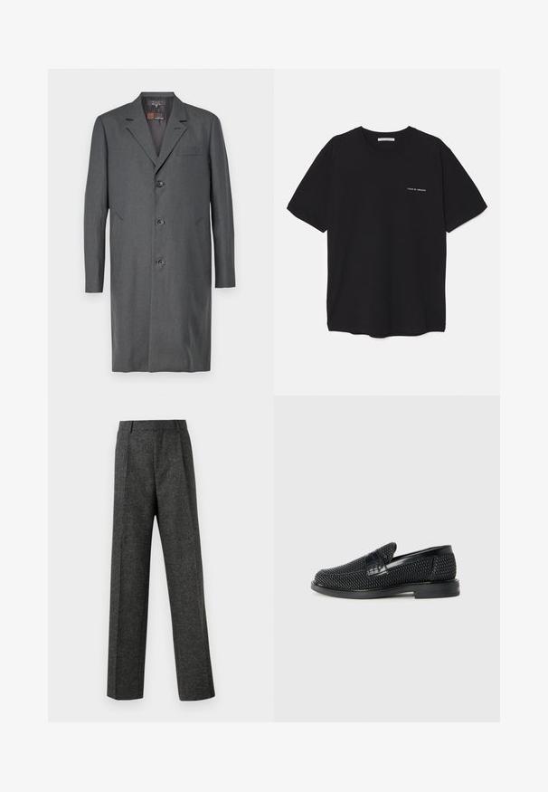 Grijze overjas van textuurstof, met een notch revers, drie knopen, een borstzak en twee zijzakken. Middellange snit.; Zwarte katoenen T-shirt met een ronde hals, korte mouwen en een witte logo-print op de linkerkant van de borst. Eenvoudig, effen kleur ontwerp.; Grijze op maat gemaakte broek van gestructureerde stof, met twee voorplooien en een rechte pijp. Geen zichtbare zakken of versieringen.; Zwartegeweven instap schoenen met een glad leren accent aan de bovenkant, een ronde neusontwerp en een laag profiel rubberen zool.