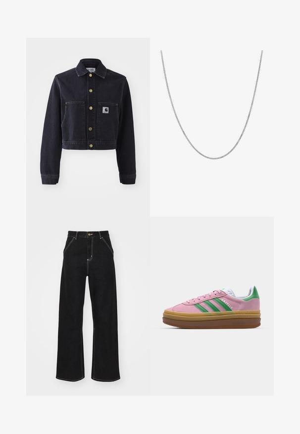 Donkerdenim cropped jas met een puntige kraag, gouden knopen, twee voorkruiszakken en een merklogo-patch op de linkerzak.; Witte katoenen t-shirt met een relaxte pasvorm, korte mouwen en een klein geborduurd logo op de linkerborst.; Zwarte wijde jeans van denim, met contrasterende witte stiksels en een sluiting met knoop aan de voorkant, voorzien van twee schuin geplaatste zakken aan de voorkant.; Roze suede sneakers met groene strepen, witte accenten en een bruine rubberen zool. Heeft een gestructureerde stof en logodetails aan de zijkant.; Zilveren ketting met een gladde, ronde platte schakelontwerp. Heeft een glanzende afwerking en heeft een lengte van ongeveer 20 inch.