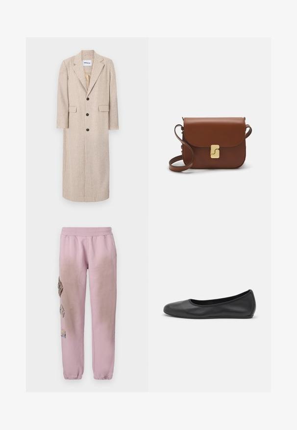 Beige langer Mantel mit vertikalen Streifen, aus strukturiertem Stoff, mit einem Reverskragen, drei Knöpfen und zwei seitlichen Taschen.; Weißes kurzärmliges T-Shirt aus geripptem Stoff. Runder Halsausschnitt, normale Passform und dezente Nähte. Keine Muster oder Grafiken.; Rosa Sweatpants mit elastischem Bund, verziert mit dekorativen Patches in Diamantform auf der linken Seite und elastischen Bündchen an den Knöcheln.; Schwarze Leder-Ballettschuhe mit abgerundeter Spitze, glatter Textur, minimalen Nähdetails und einem flexiblen Sohlen-Design.; Braune Ledertasche mit Klappenverschluss, Beschlägen in Goldfarbe, einem Schultergurt und einer glatten Oberfläche. Kompakte rechteckige Form.